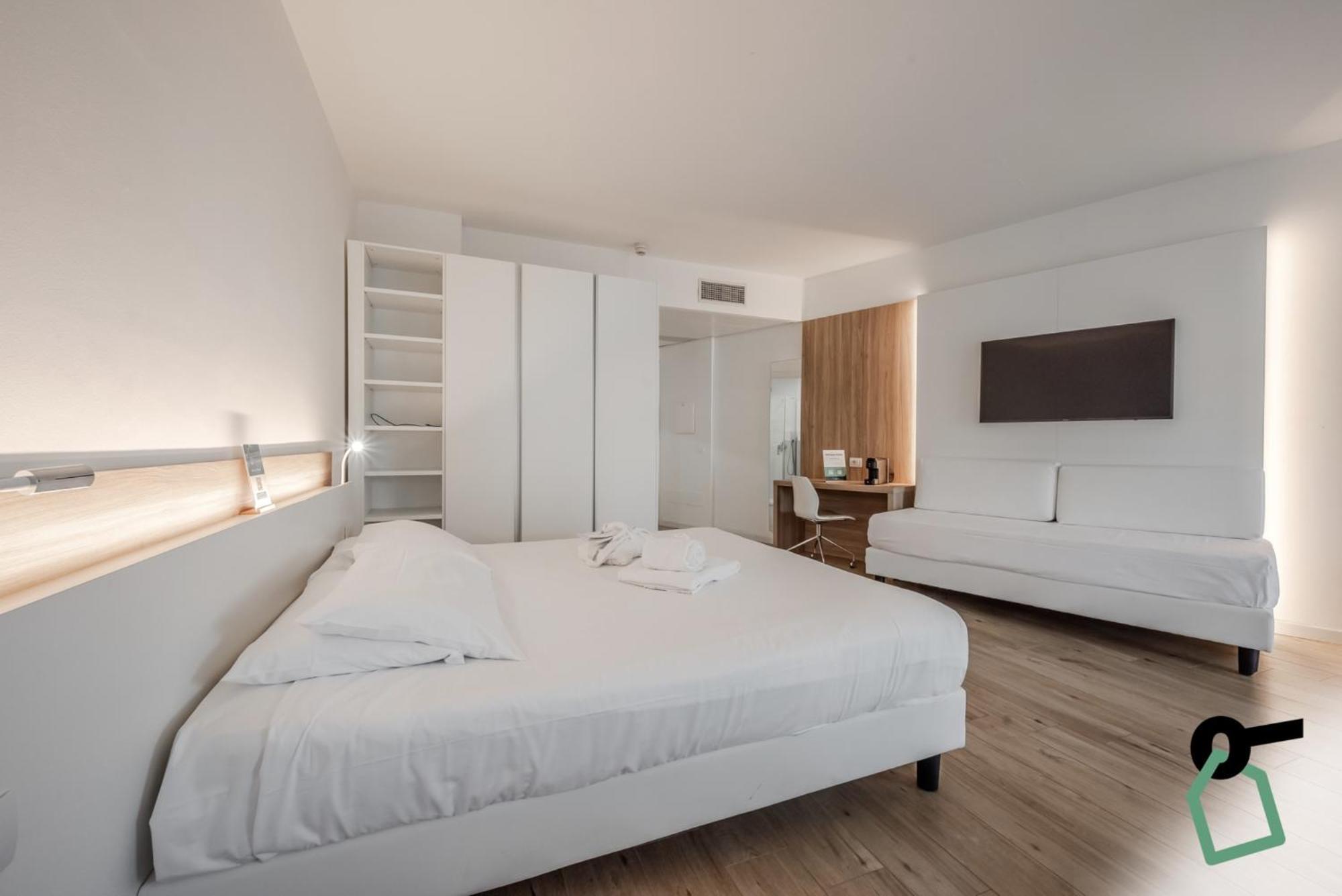 Hotiday Room Collection - Tirrenia Eksteriør billede